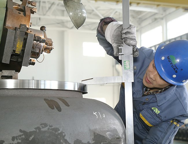 在车床上进行尺寸检查