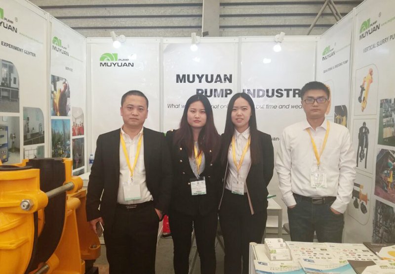 在展览中的合影