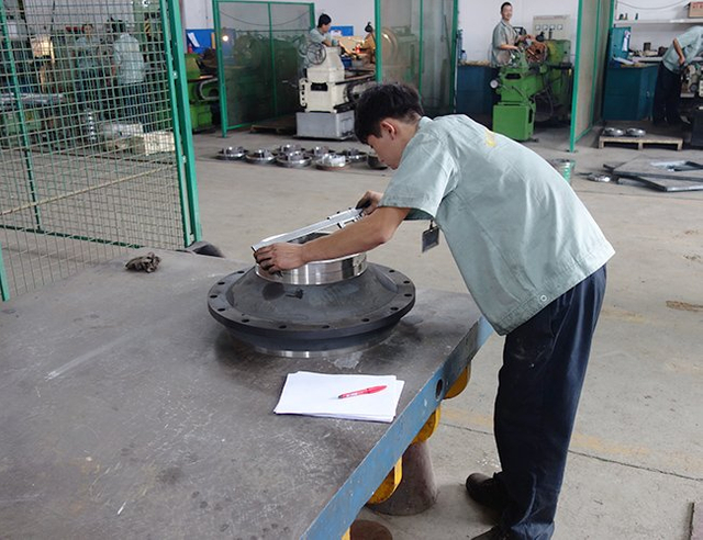 在测试台上进行尺寸检查